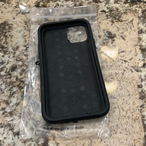 Phone case 3/10 - Picture 2 of 5